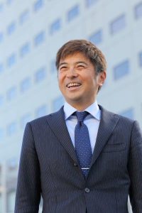 ビルの前で撮影
